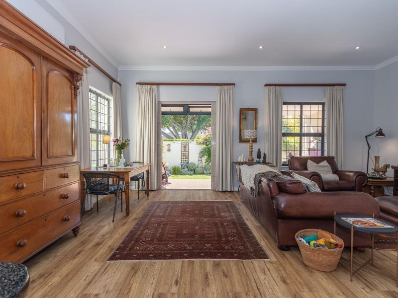 Elegant Home Perfectly Positioned For Privacy - Photo 6