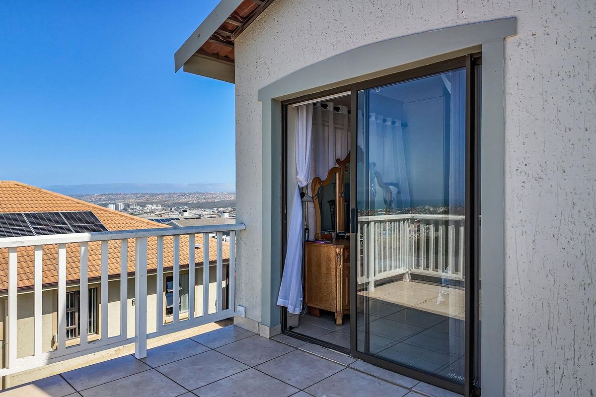 Exclusive Sole Mandate. North facing family home with sea view! - Photo 2