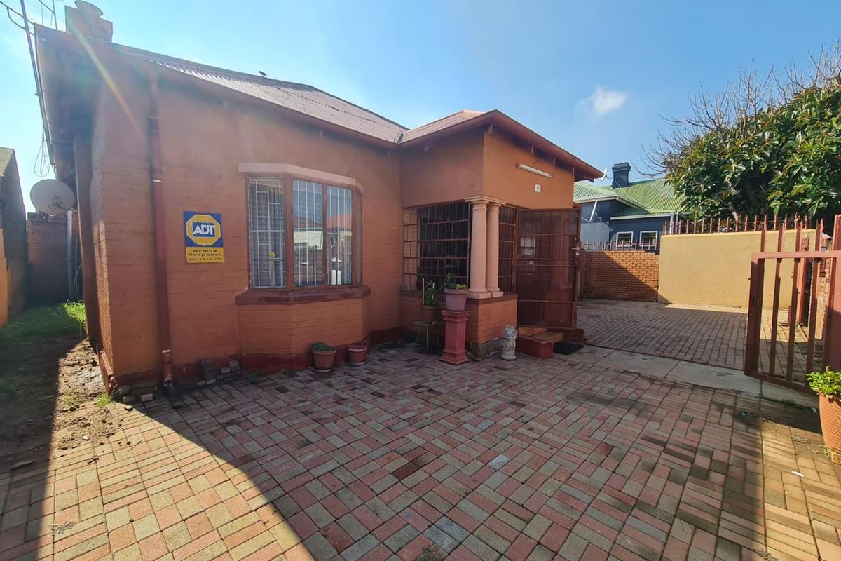 Spacious Elegance: Your Dream Home Awaits - Photo 4