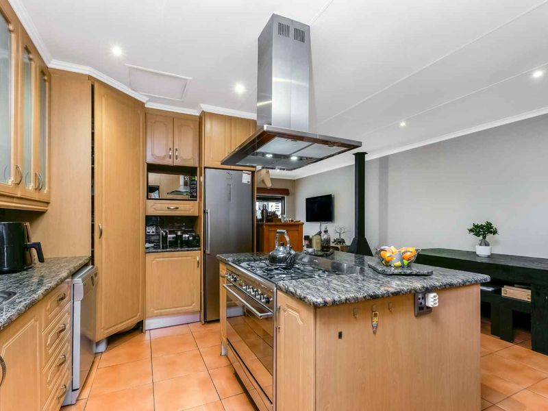 IMMACULATELY PRESENTED HOME IN THE HEART OF LONEHILL, BOASTING A LONG LIST OF EXTRAS - Photo 5