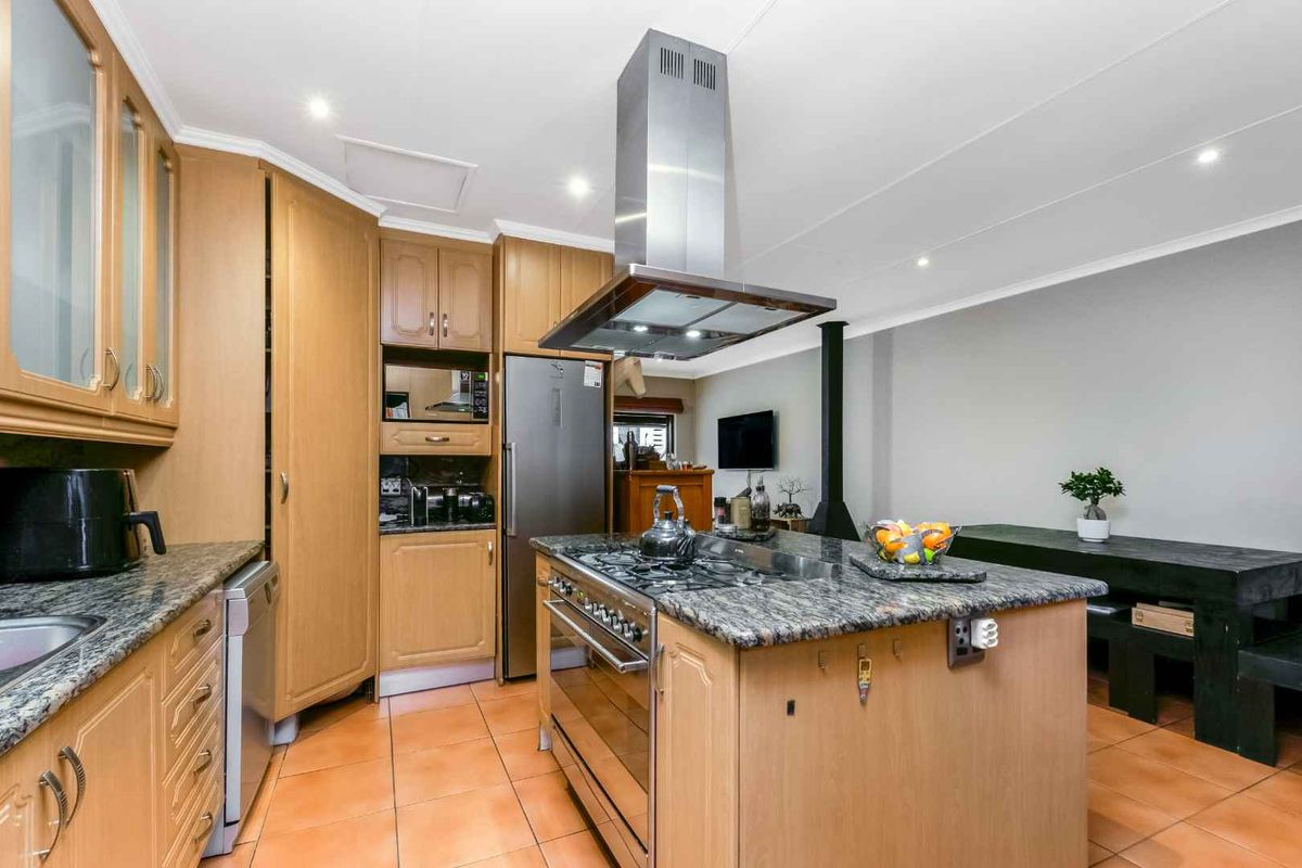IMMACULATELY PRESENTED HOME IN THE HEART OF LONEHILL, BOASTING A LONG LIST OF EXTRAS - Photo 5