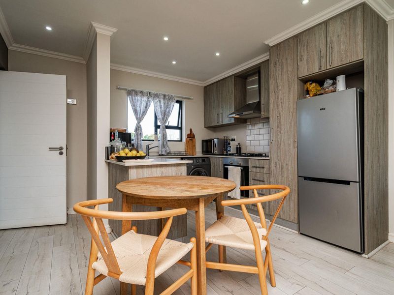 TURN KEY LOCK-UP & GO IN EVER POPULAR EMBERTON ESTATE! - Photo 2