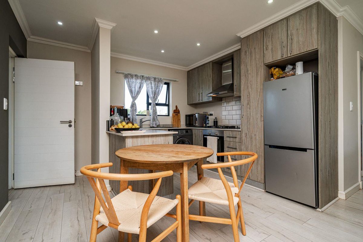 TURN KEY LOCK-UP & GO IN EVER POPULAR EMBERTON ESTATE! - Photo 2