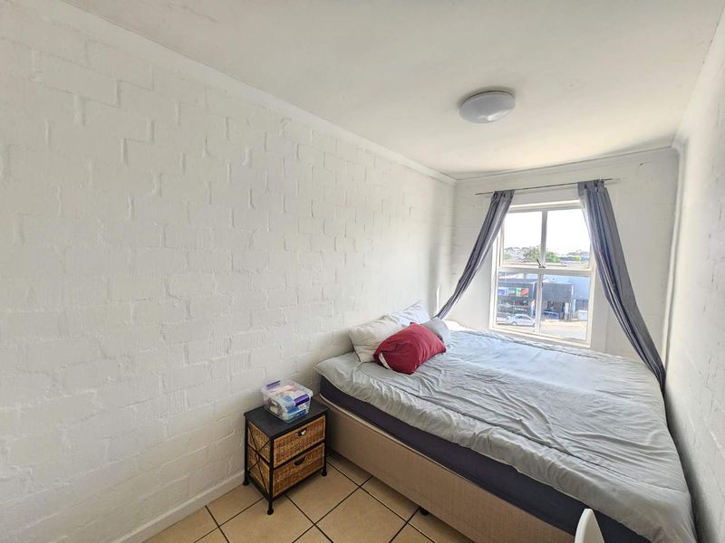 Lovely 2 Bed 1 Bath unit with open plan living area with kitchen and separate bathroom - Photo 3