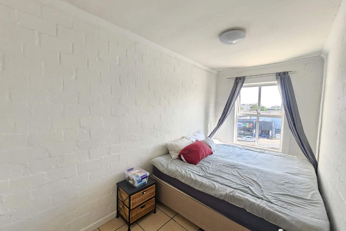 Lovely 2 Bed 1 Bath unit with open plan living area with kitchen and separate bathroom - Photo 3
