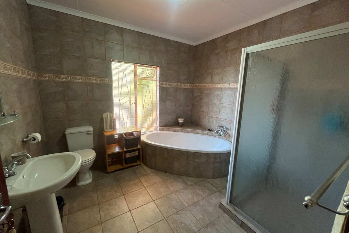 Beautiful Low-Maintenance Family Home in Sought-After Keidebees - Photo 4