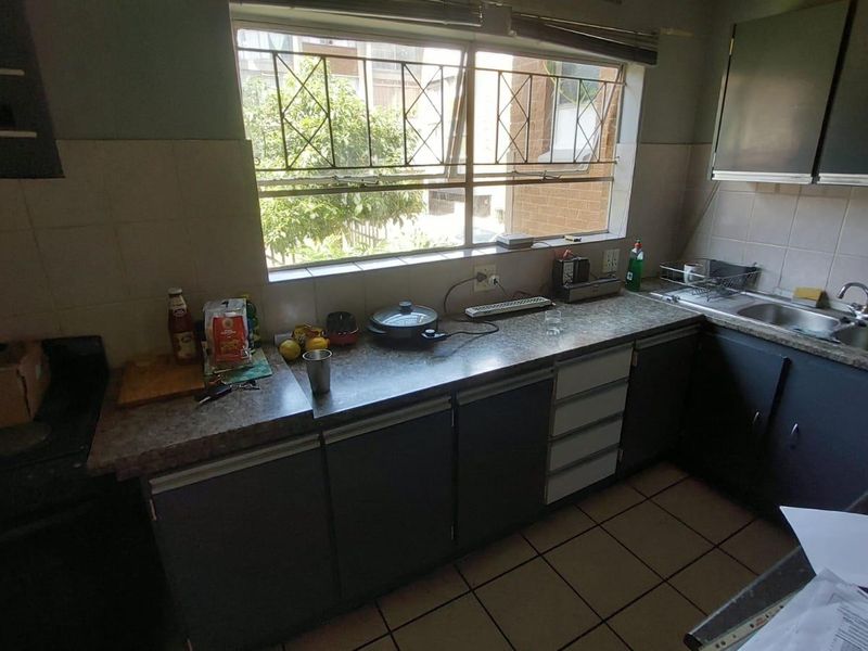 Charming 2-Bed Ground Floor Unit with Garden! - Photo 2