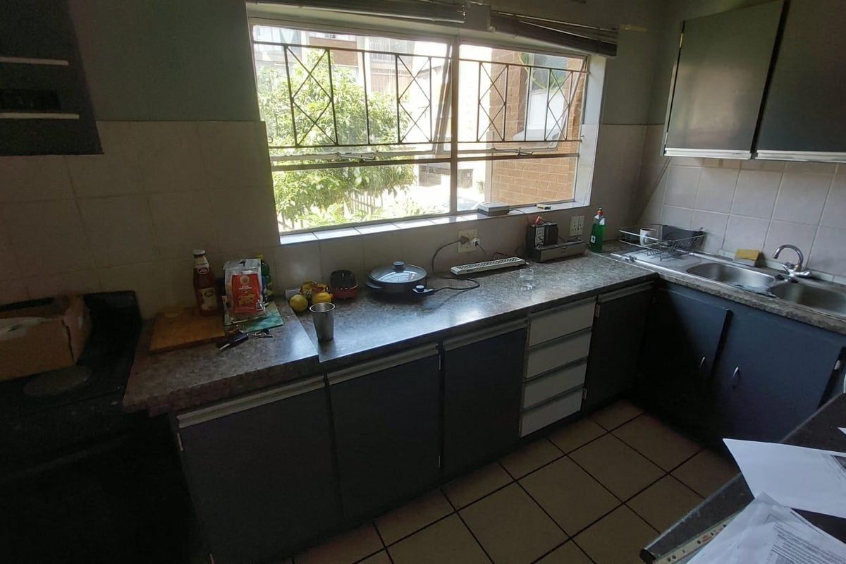 Charming 2-Bed Ground Floor Unit with Garden! - Photo 2