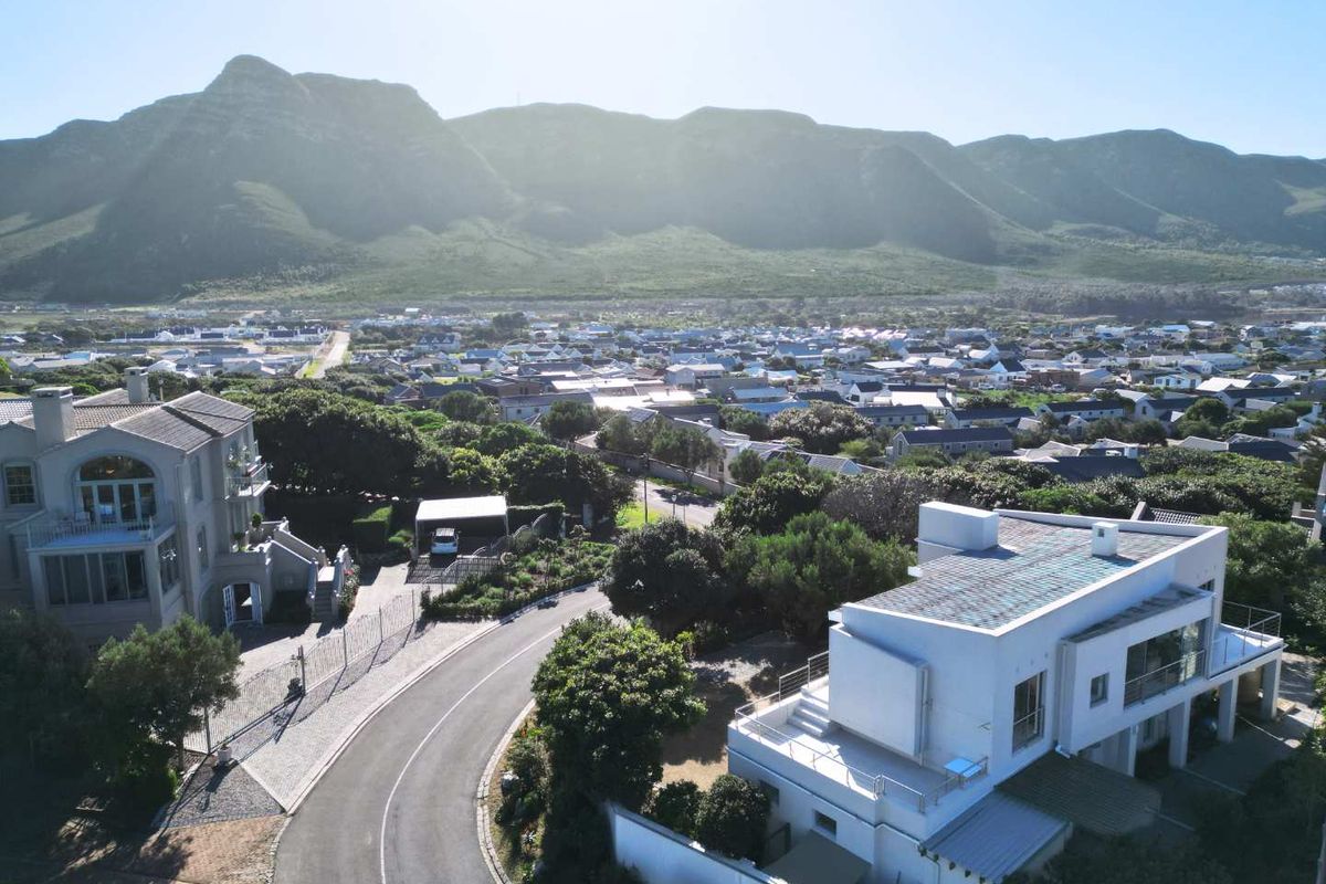 A Hilltop Sanctuary Above Walker Bay - Photo 2