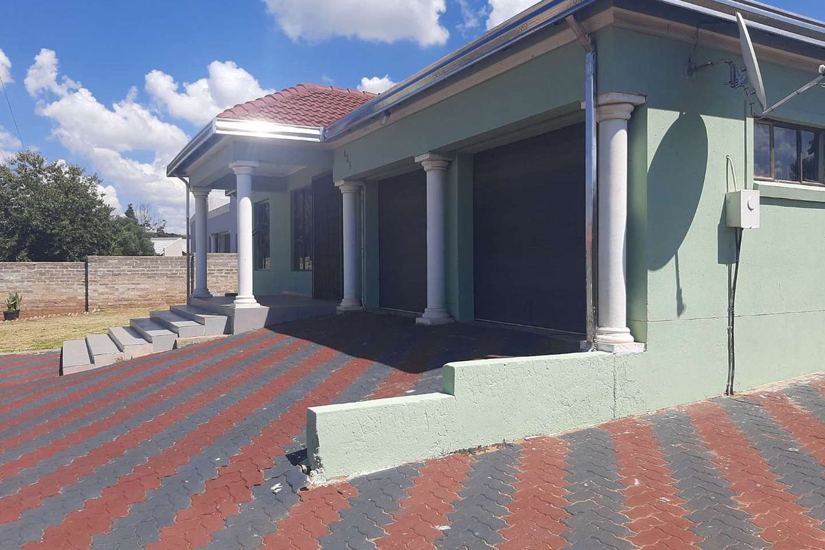 Familly home with a cottage on a big Yard - Photo 4