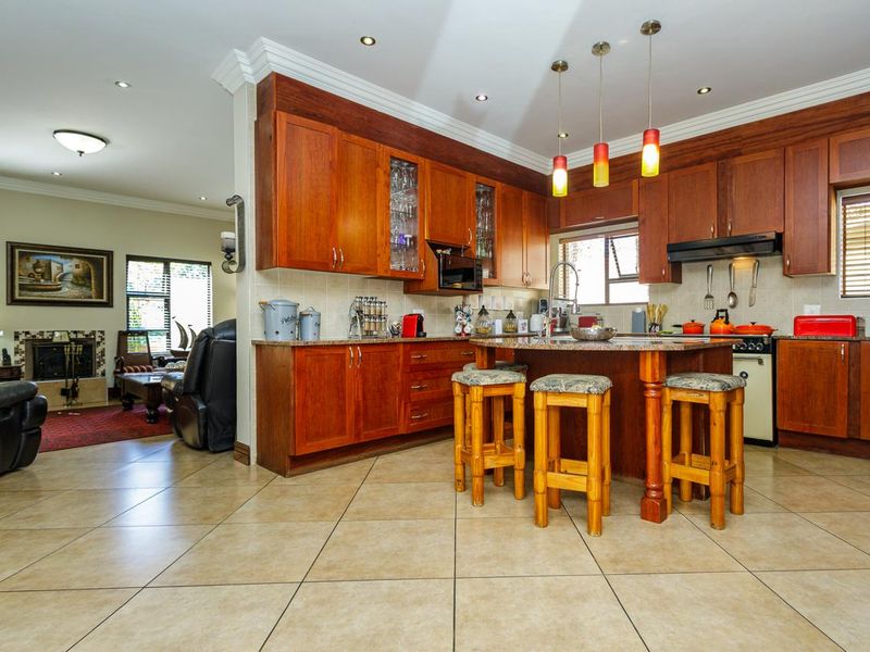 Luxury 5-Bedroom Family Home with Study, 3 Garages & Exceptional Entertainment - Photo 8