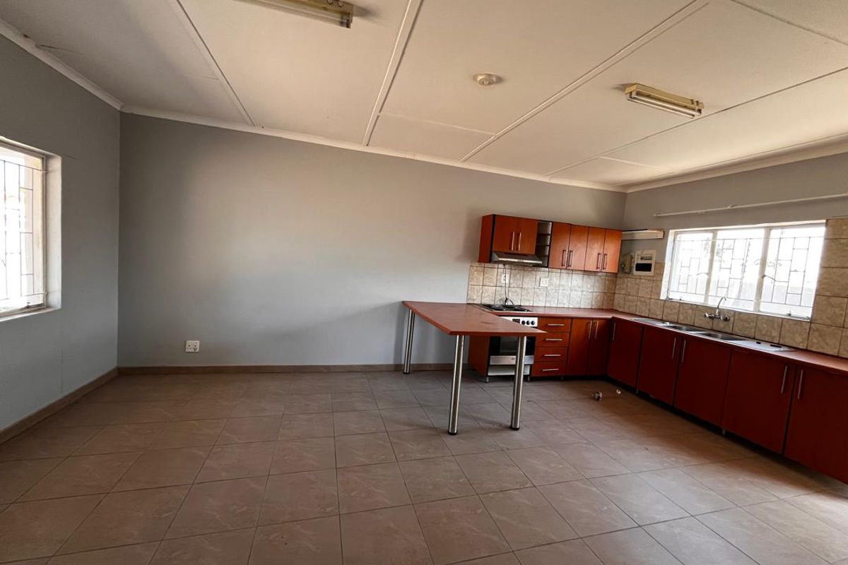 🏡 For Sale: Spacious Residential Property in Extension 1, Outapi - Photo 5