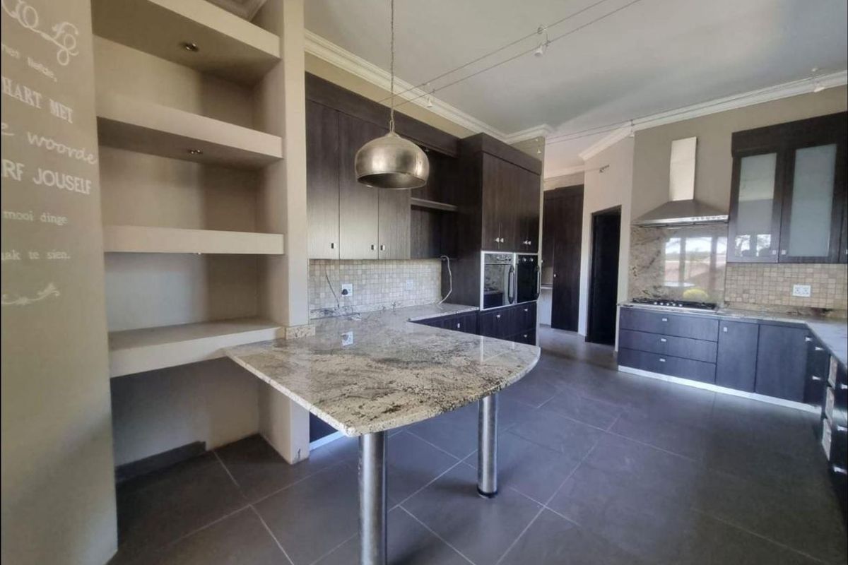 Luxurious four Bedroom House with Breathtaking Views - Photo 3