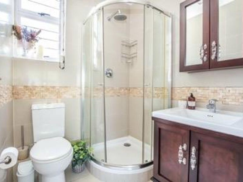 Beautiful 3 Bed Townhouse (Pet friendly – Cats & Small dogs) in Sunningdale!! - Photo 9