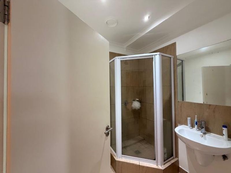 2 Beds, 2 bathrooms UNFURNISHED apartment with 2 parking bays, juliette balcony - Photo 6