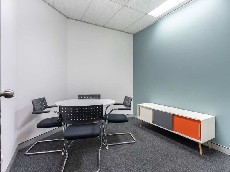 Access professional coworking space in Regus Southdowns Ridge Office Park. - Photo 4