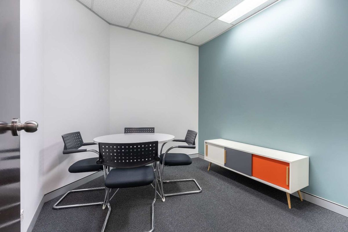 Access professional coworking space in Regus Southdowns Ridge Office Park. - Photo 4
