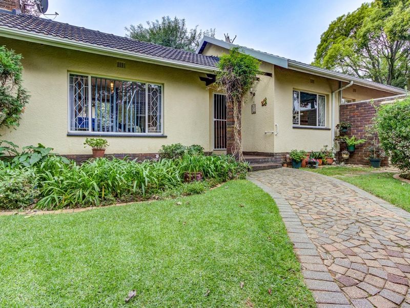 DELIGHTFUL 4 BEDROOMED FAMILY HOME with ELECTRICITY AND WATER BACK UP SOLUTIONS - Photo 3