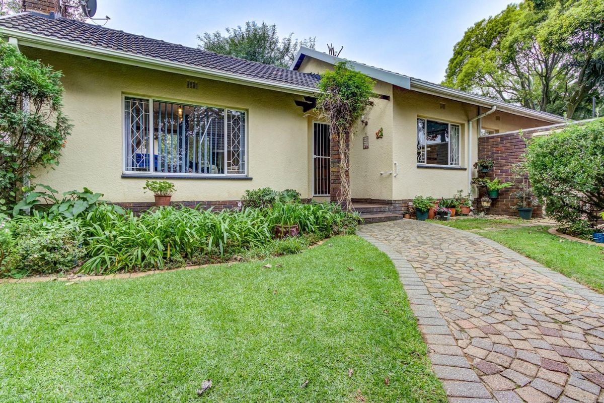 DELIGHTFUL 4 BEDROOMED FAMILY HOME with ELECTRICITY AND WATER BACK UP SOLUTIONS - Photo 3