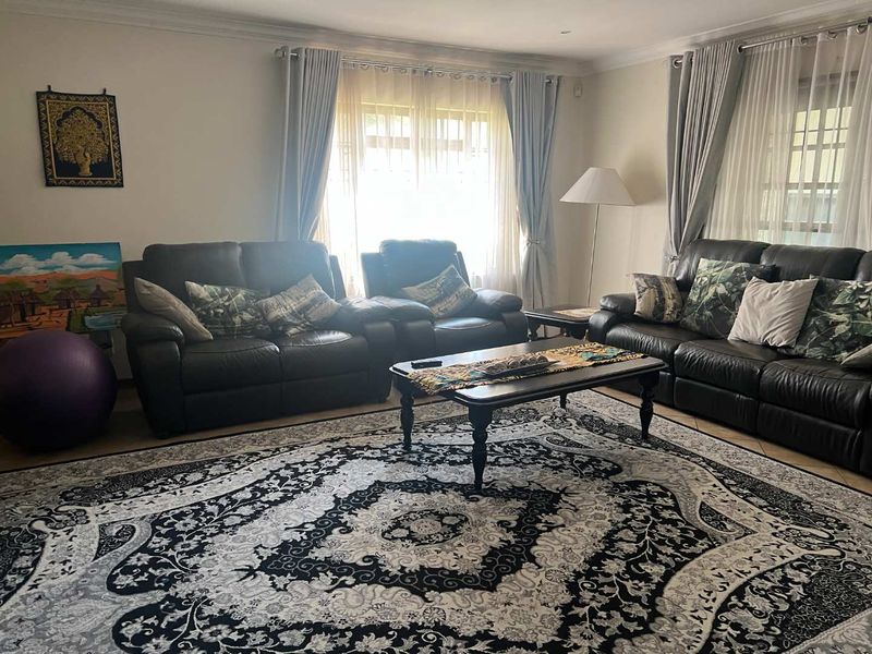 FOR RENT - FULLY FURNISHED FREE-STANDING HOME - Photo 2
