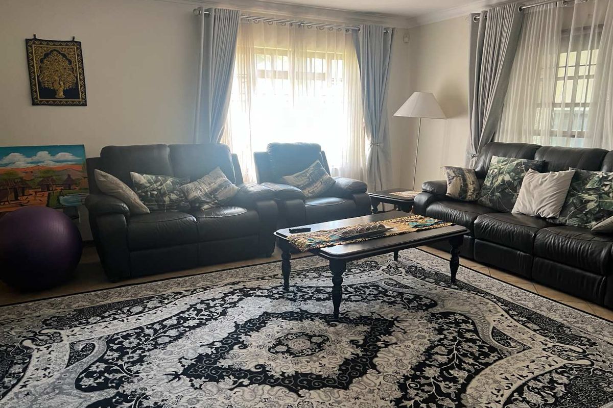 FOR RENT - FULLY FURNISHED FREE-STANDING HOME - Photo 2