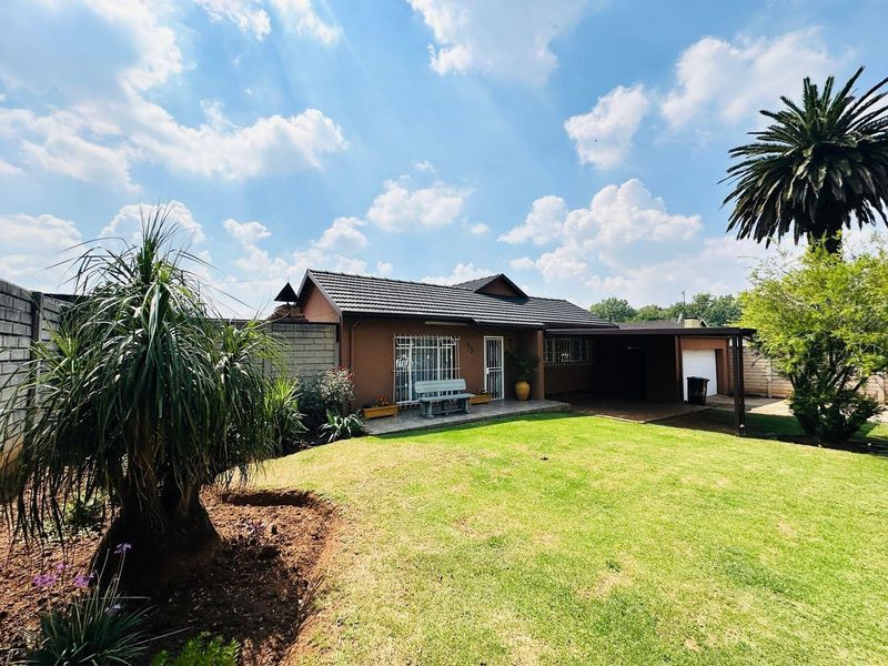 House For Sale in Dinwiddie, Germiston - Photo 1