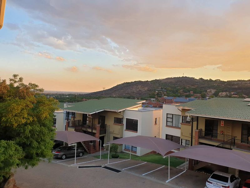 Trendy Lifestyle With Picturesque Views - Photo 2