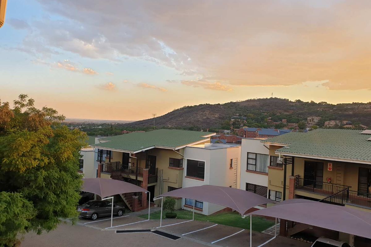 Trendy Lifestyle With Picturesque Views - Photo 2