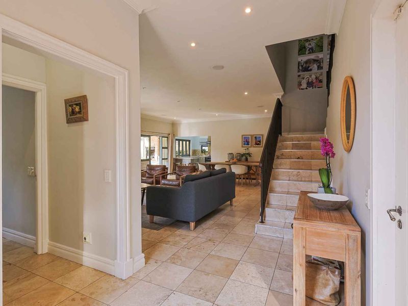 Elegant 5-Bedroom Family Residence in an Exclusive Secure Estate - Photo 4