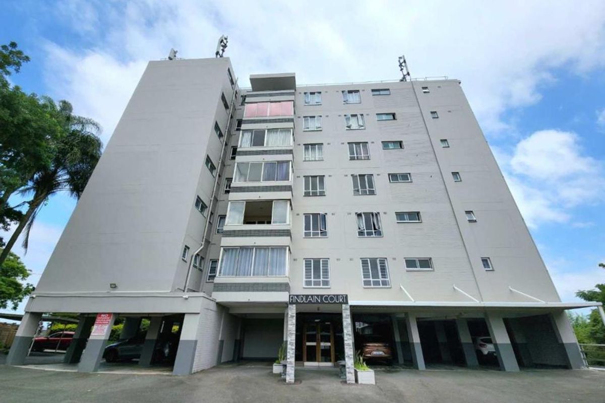 Top-Floor 2 Bedroom Apartment with Scenic Views in Secure Findlain Court - Photo 2