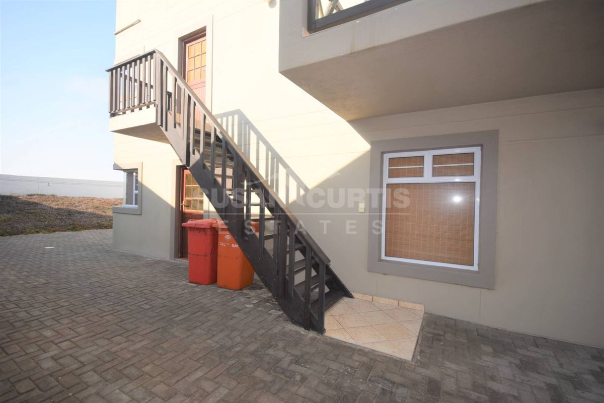 House with flat in Long Beach - Photo 4