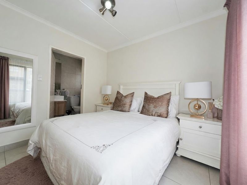 GORGEOUS 3 BEDROOM GROUND FLOOR UNIT FOR SALE IN FOUNDERS HILL!!! - Photo 7