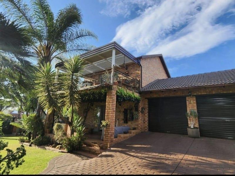 Beautiful Klinker Brick Home with a stunning garden. - Photo 4