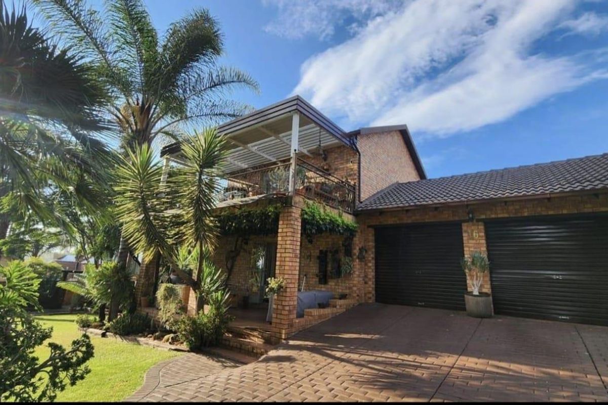 Beautiful Klinker Brick Home with a stunning garden. - Photo 4