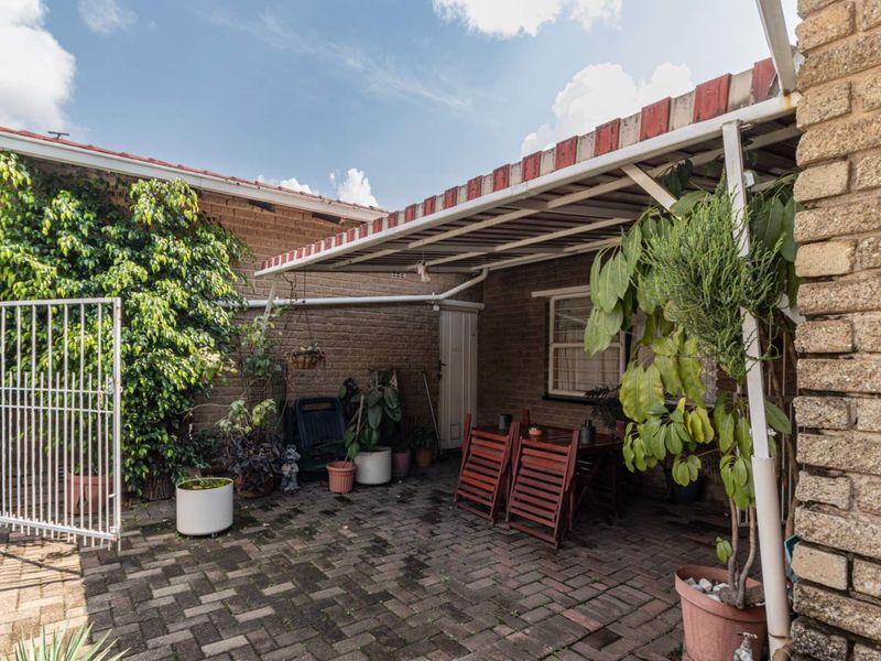 Charming Simplex Living with Endless Potential. Sorry unfortunately no pets - Photo 5