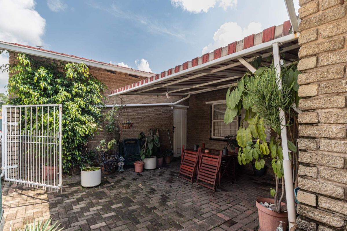 Charming Simplex Living with Endless Potential. Sorry unfortunately no pets - Photo 5