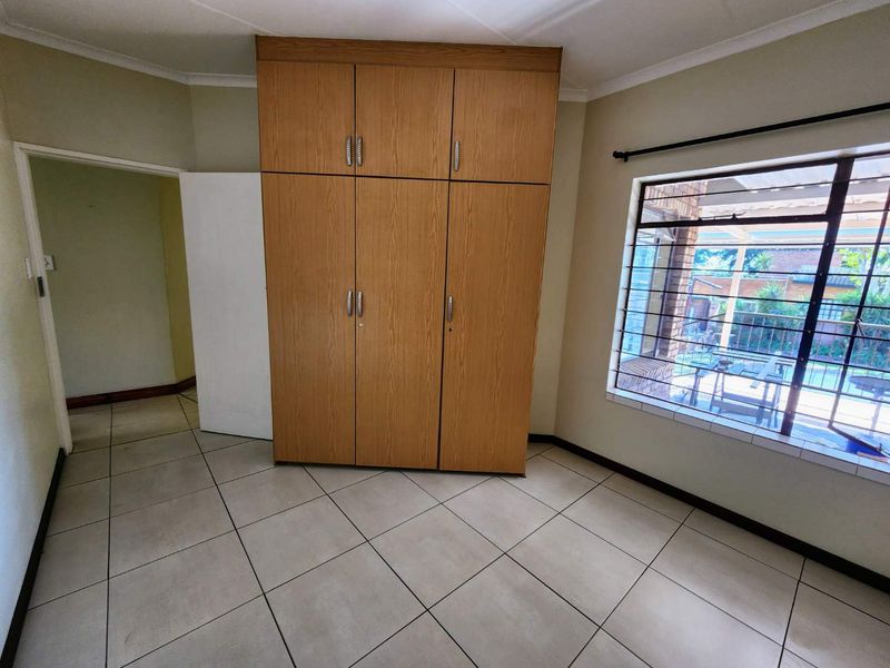 Space for the Whole Family: Prime Magalieskruin Property with Separate 2-Bed Flat - Photo 9