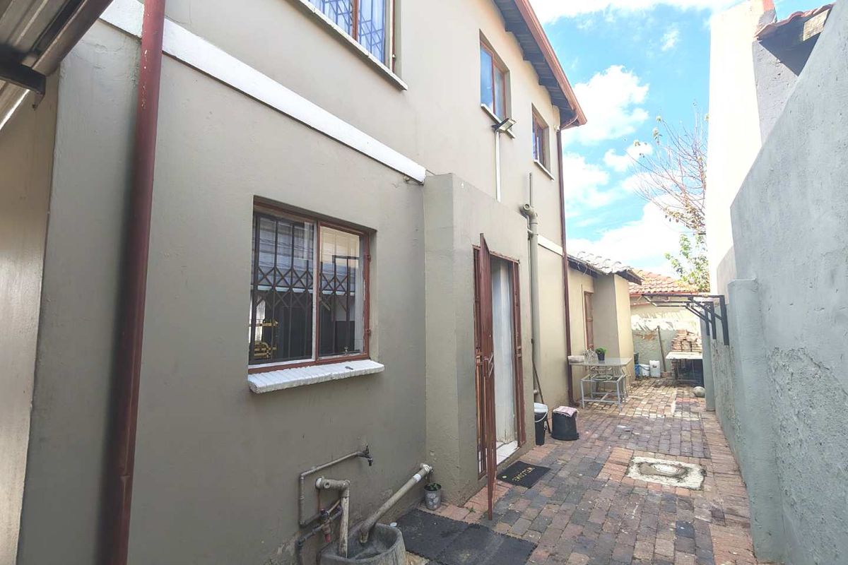 3 Bedroom House to Rent in Cosmo City - Photo 3