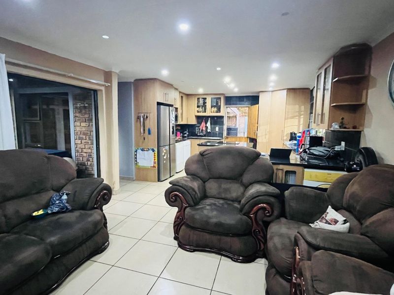 Spacious Bedroom & Modern Kitchen in Sought-After Neighborhood - Photo 4