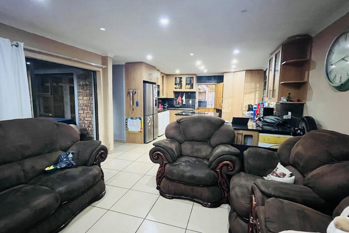 Spacious Bedroom & Modern Kitchen in Sought-After Neighborhood - Photo 4