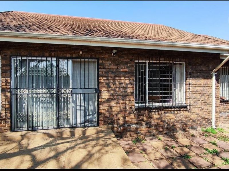 3 bedroom face brick property - Photo 5