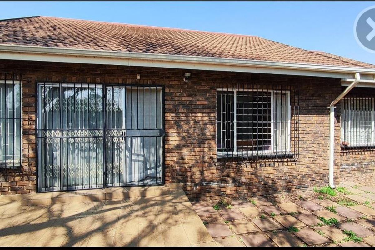 3 bedroom face brick property - Photo 5
