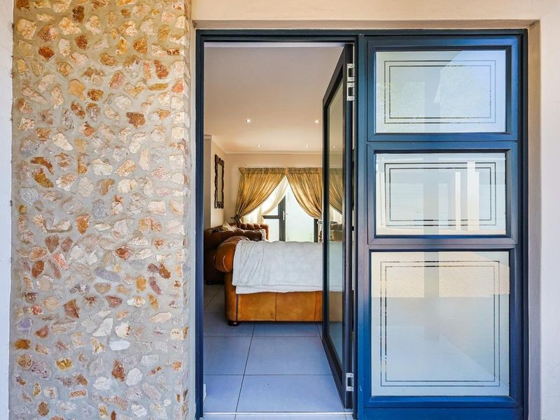 Spacious 2-Bedroom, 2-Bathroom Duplex in Equestria - Photo 3