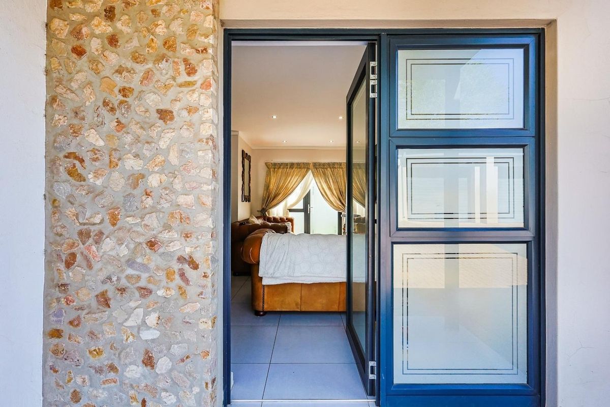 Spacious 2-Bedroom, 2-Bathroom Duplex in Equestria - Photo 3