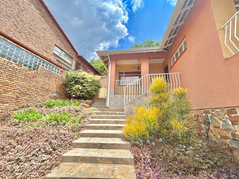 3 Bedroom Family Home with Scenic Views, Entertainment Spaces, and Unique Character In The Glenvista Hills - Photo 2