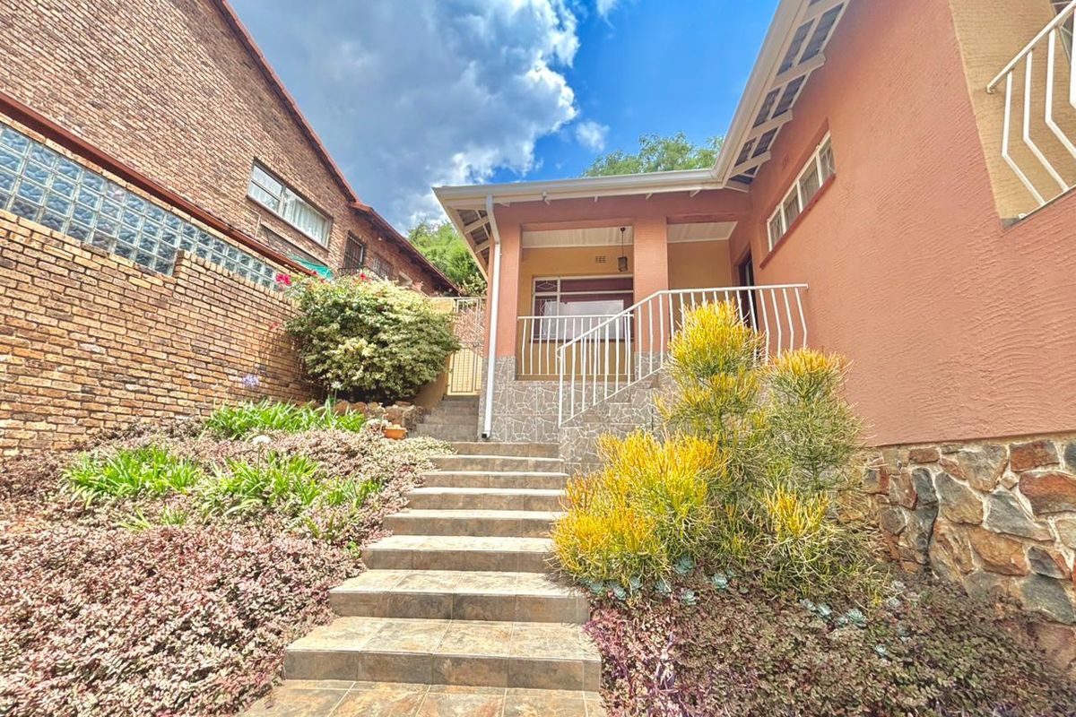 3 Bedroom Family Home with Scenic Views, Entertainment Spaces, and Unique Character In The Glenvista Hills - Photo 2