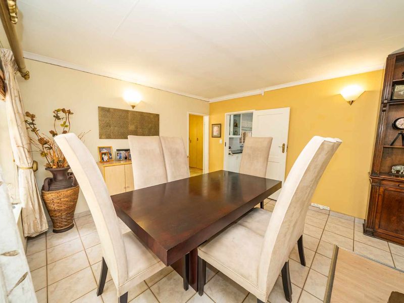 5 Bedroom Family Home with Private 2-Bedroom Guest Wing in Farrarmere - Photo 5