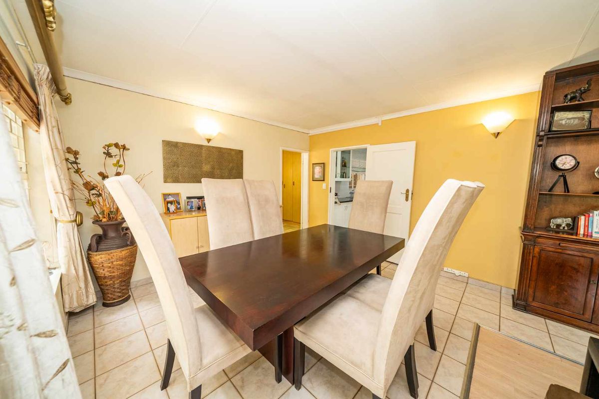 5 Bedroom Family Home with Private 2-Bedroom Guest Wing in Farrarmere - Photo 5