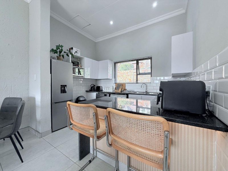 Golf Course Views & Modern Comfort: 2-Bed Glenvista Gem - Photo 7