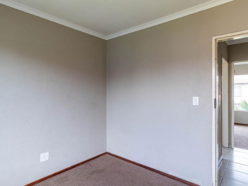 Perfect First time Buyer Home in a secure Complex - Photo 10